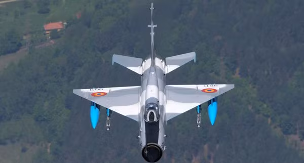 Cũng theo nguồn tin của báo chí Romania đưa tin, trước đó chiếc máy bay chiến đấu MiG-21 Lancer của Không quân nước này đã hộ tống chiếc Su-27 của Ukraine, hạ cánh xuống lãnh thổ Romania khi xung đột Nga – Ukraine mới bùng nổ.