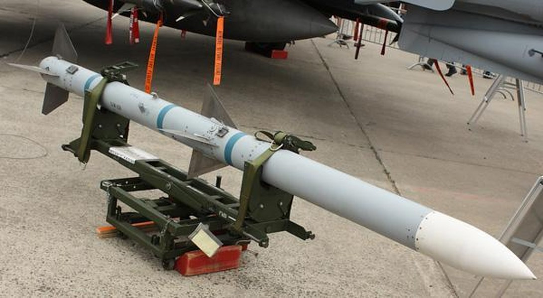 Nhưng nếu Mỹ có cung cấp tên lửa AIM-120 cho Ukraine, có khả năng họ chỉ viện trợ phiên bản tên lửa AIM-120 đời đầu, với tầm bắn gần hơn (120 km); nhưng cũng đủ để Ukraine có trong tay một vũ khí phòng không nguy hiểm. Vì cho đến nay, Ukraine vẫn chưa sở hữu những vũ khí như vậy.