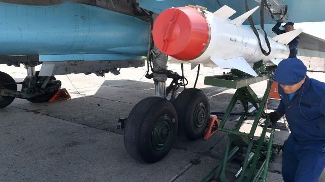 “Trong những năm gần đây, nhiều loại tên lửa không đối không tầm ngắn, tầm trung và tầm xa mới, đã được phát triển và chuyển giao cho Không quân. Nhờ các công nghệ hiện đại, chúng có tầm bắn xa hơn và chính xác hơn nhờ sử dụng phương pháp dẫn đường mới”; ông Leonkov cho biết thêm.