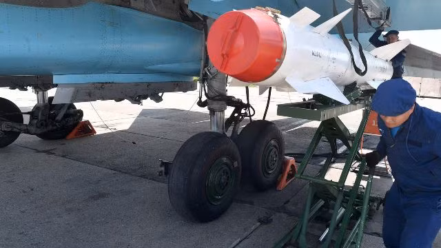 “Trong những năm gần đây, nhiều loại tên lửa không đối không tầm ngắn, tầm trung và tầm xa mới, đã được phát triển và chuyển giao cho Không quân. Nhờ các công nghệ hiện đại, chúng có tầm bắn xa hơn và chính xác hơn nhờ sử dụng phương pháp dẫn đường mới”; ông Leonkov cho biết thêm.