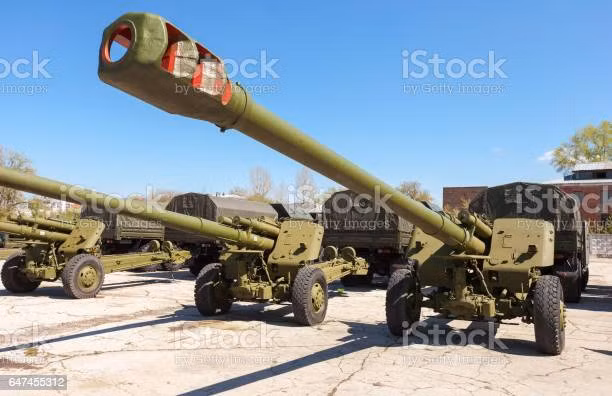 Vị chuyên gia vũ khí này cho rằng, về đặc tính vũ khí, M777 có ưu điểm là nhẹ hơn lựu pháo Msta-B 152mm của Liên Xô / Nga, thuận tiện hơn cho việc cơ động trên bộ cũng như vận tải đường không tới chiến trường và mức chính xác cao hơn.