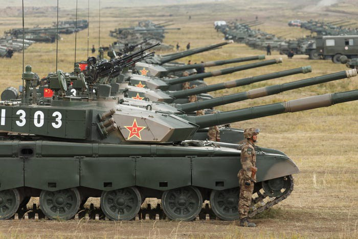 Ngoài ra, Trung Quốc cũng phân các vùng có vai trò chiến lược thành 5 đại chiến khu. Theo Global Firepower, quân đội Trung Quốc đang có trong biên chế khoảng 3.200 xe tăng các loại, 35.000 xe bọc thép/xe chiến đấu bộ binh, 1.970 pháo tự hành, 1.234 pháo kéo và 2.250 hệ thống phóng rocket hoặc tên lửa các loại.