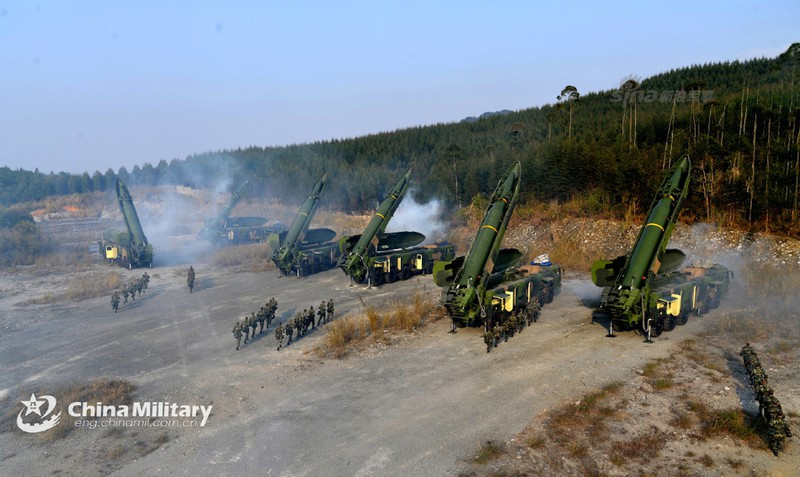 Ngoài Hải-Lục-Không quân, Quân đội Trung Quốc còn đầu tư mạnh cho lực lượng tên lửa chiến lược hay còn biết tới với cái tên “lực lượng nhị pháo”. Kho tên lửa của Bắc Kinh có thể nói là đa dạng và lớn nhất thế giới. Hầu như các tên lửa thông thường của Trung Quốc đều có tầm bắn lên tới 2.000km.