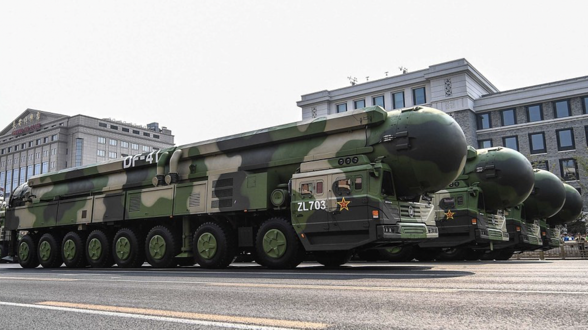 Trong khi đó các mẫu tên lửa đạn đạo liên lục địa (ICBM) của Trung Quốc đều có thể vươn đến hầu hết các vùng lãnh thổ của nước Mỹ (từ 1.750 - 13.000km). Trong các mẫu ICBM của Trung Quốc, DF-41 được xem là đáng quan ngại nhất khi nó có thể mang theo tối đa 10 đầu đạn, tấn công đồng thời nhiều mục tiêu khác nhau. Nguồn ảnh: Foxt.