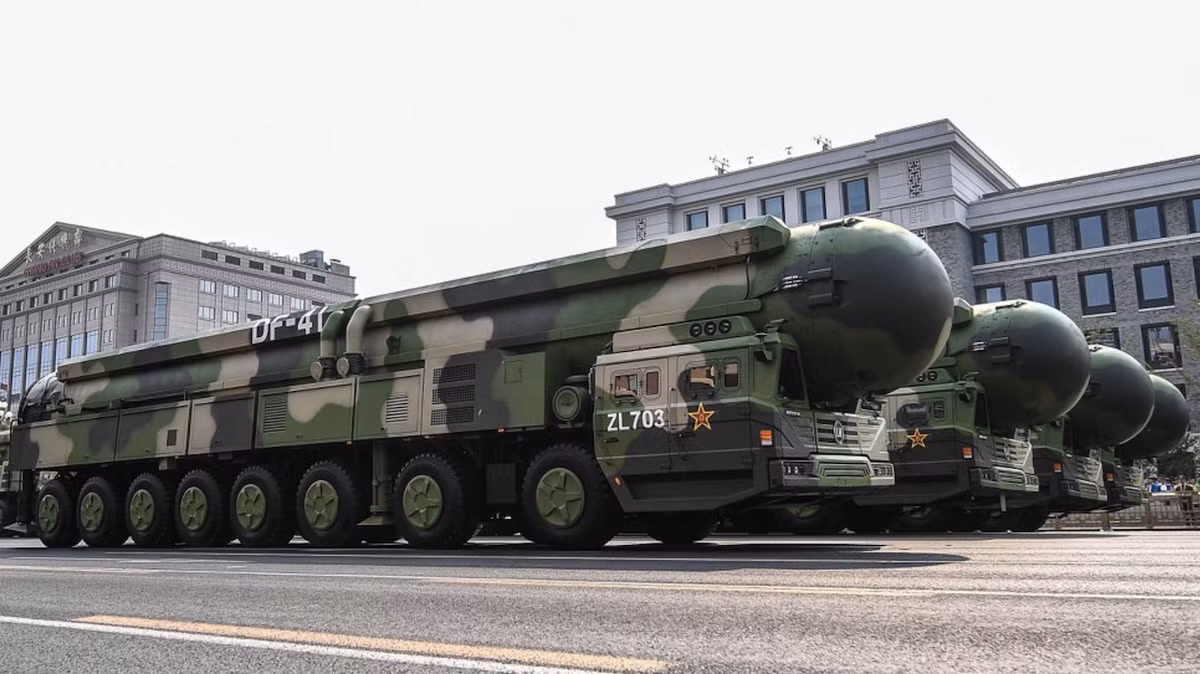 Trong khi đó các mẫu tên lửa đạn đạo liên lục địa (ICBM) của Trung Quốc đều có thể vươn đến hầu hết các vùng lãnh thổ của nước Mỹ (từ 1.750 - 13.000km). Trong các mẫu ICBM của Trung Quốc, DF-41 được xem là đáng quan ngại nhất khi nó có thể mang theo tối đa 10 đầu đạn, tấn công đồng thời nhiều mục tiêu khác nhau. Nguồn ảnh: Foxt.