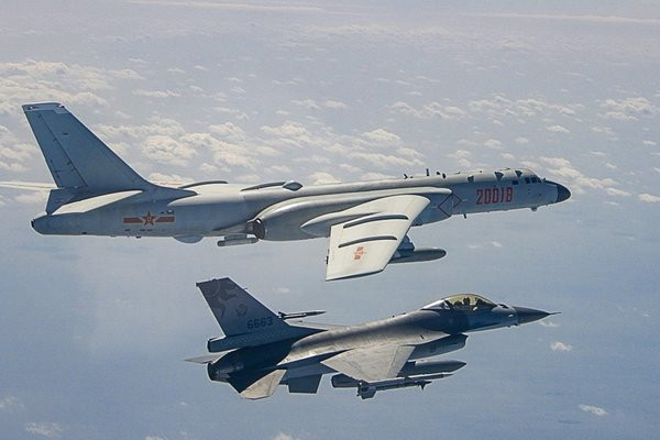 Điều này có thể thấy rõ qua việc hơn 800 trong số 1.500 chiến đấu cơ của Trung Quốc là máy bay chiến đấu thế hệ 4, ngang bằng số máy bay của các nước phương Tây. Đó là chưa kể tới các máy bay chiến đấu tàng hình thế hệ 5 (J-20 và J-31) và máy bay ném bom chiến lược tàng hình H-20 (đang phát triển).