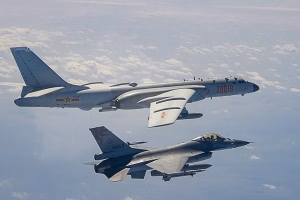 Điều này có thể thấy rõ qua việc hơn 800 trong số 1.500 chiến đấu cơ của Trung Quốc là máy bay chiến đấu thế hệ 4, ngang bằng số máy bay của các nước phương Tây. Đó là chưa kể tới các máy bay chiến đấu tàng hình thế hệ 5 (J-20 và J-31) và máy bay ném bom chiến lược tàng hình H-20 (đang phát triển).