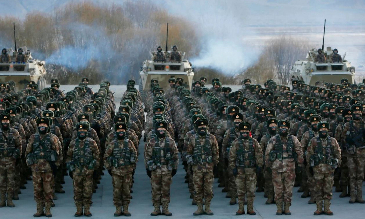 Lục quân Trung Quốc về cơ bản được biên chế thành 13 quân đoàn có quy mô như tập đoàn quân, một số đơn vị có quân số tương đương các quân đoàn của quân đội Mỹ (từ 20.000 đến 45.000 quân).