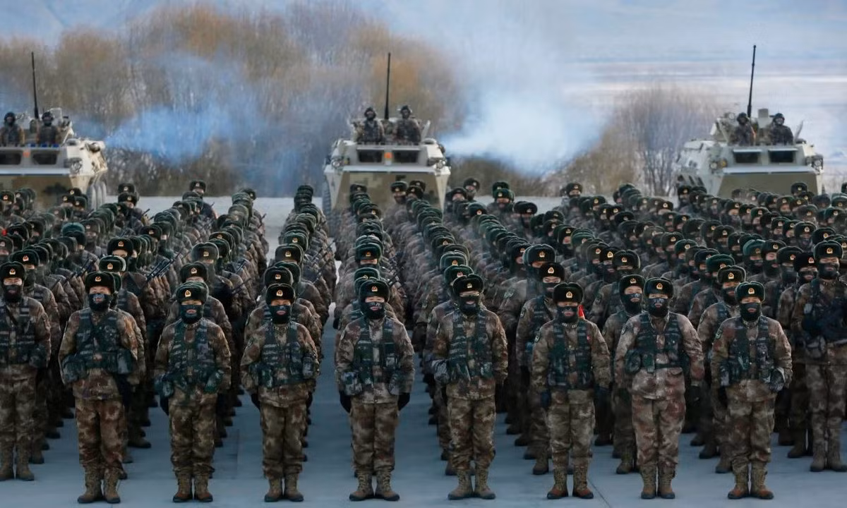 Lục quân Trung Quốc về cơ bản được biên chế thành 13 quân đoàn có quy mô như tập đoàn quân, một số đơn vị có quân số tương đương các quân đoàn của quân đội Mỹ (từ 20.000 đến 45.000 quân).