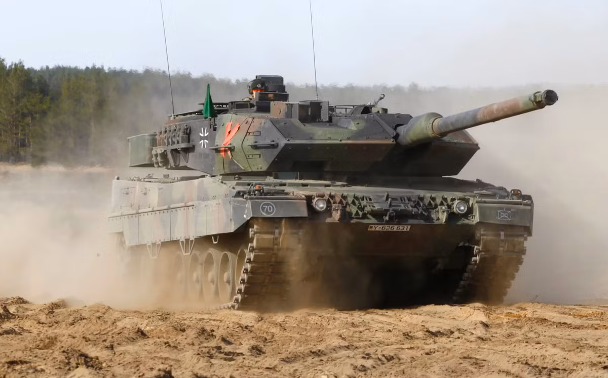 Leopard 2 không có phòng thủ chủ động, tất cả bảo vệ là bị động. Áo giáp phía trước cũng là giáp composite. Mặt ngoài của tháp pháo thấp và thiết kế các góc vát, nhằm nâng cao khả năng chống đạn nổ lõm và đạn xuyên giáp; đồng thời tháp pháo và thân xe được gia cố thêm các tấm giáp gốm.