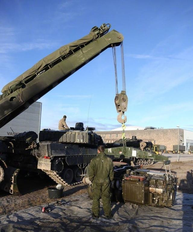 Nhưng có điều thú vị là việc thay thế động cơ T-90 mất 6 giờ, Leopard 2 chỉ mất 1 tiếng, vì thiết kế theo kiểu mô-đun. Hơn nữa, T-90 thay động cơ, không phải ở trên chiến trường mà cần tới xưởng bảo dưỡng phía sau; còn Leopard 2 sẵn sàng thay động cơ bất cứ lúc nào trên chiến trường.