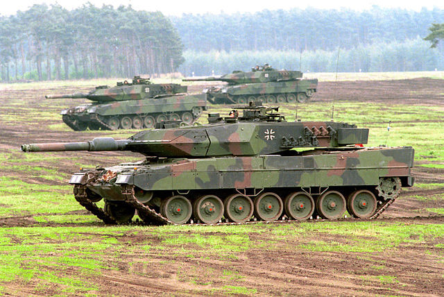 Nhưng với lượng dự trữ nhiên liệu đầy, T-90 có thể chạy 550 km; nhưng Leopard 2 chỉ có 450 km và xe tăng Nga có tầm hoạt động lớn hơn một trăm km. Nếu T-90 mang đủ trọng lượng chiến đấu, tầm hoạt động là 520 km, còn Leopard 2 chỉ được 350 km, tức là ít hơn gần 1,5 lần.