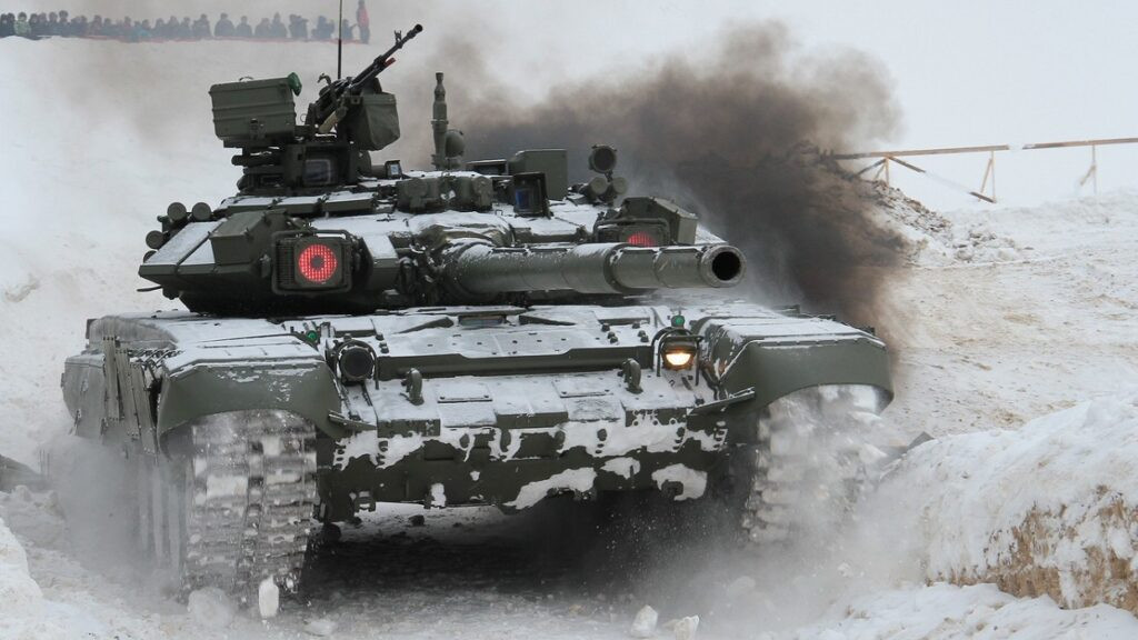 Do đó, về sức mạnh về khả năng cơ động của T-90 và Leopard 2 là như nhau; tốc độ tối đa là như nhau, 70 km một giờ trên địa hình bằng phẳng. Trong đầm lầy và bùn sẽ khác, xe tăng T-90 nhẹ hơn và cơ động hơn; vì vậy về khả năng cơ động, gần như hòa. 