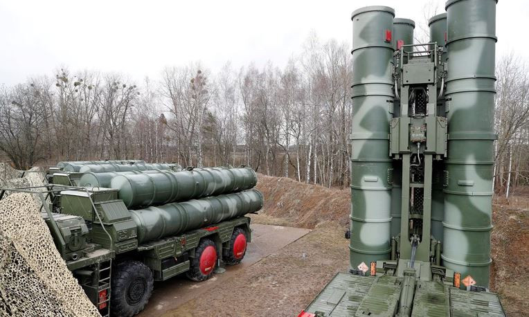 Hiện S-400 đóng vai trò là “xương sống” trong mạng lưới phòng không đa tầng của Nga, thường được triển khai cùng với các hệ thống cũ hơn như S-300 và Pantsir-S1 và sắp tới là S-500, để tạo ra phạm vi bảo vệ nhiều lớp.