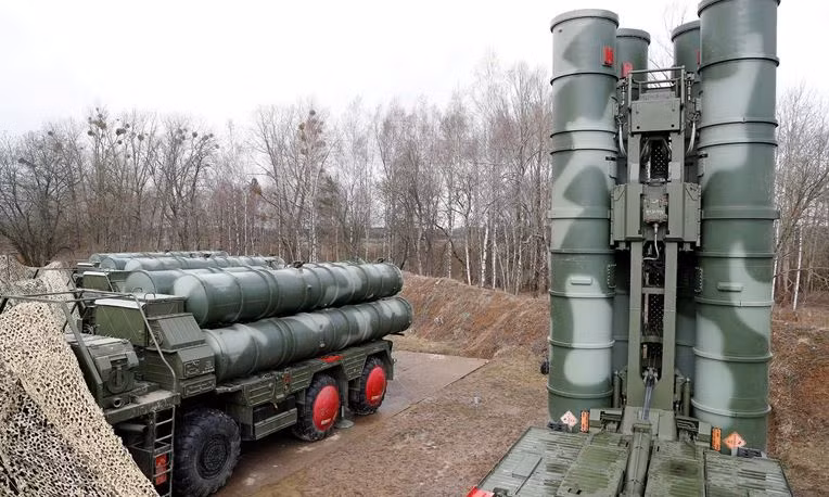 Hiện S-400 đóng vai trò là “xương sống” trong mạng lưới phòng không đa tầng của Nga, thường được triển khai cùng với các hệ thống cũ hơn như S-300 và Pantsir-S1 và sắp tới là S-500, để tạo ra phạm vi bảo vệ nhiều lớp.