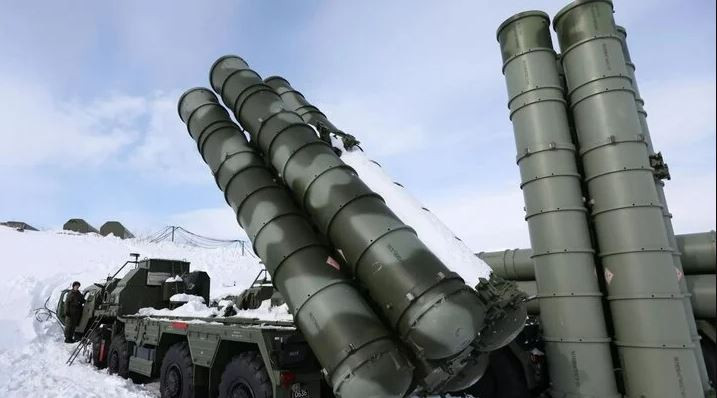 Vai trò của hệ thống S-400 đối với hệ thống phòng không đa tầng của Nga, nằm ở tính linh hoạt chiến lược và khả năng chống lại nhiều mối đe dọa, bao gồm máy bay tàng hình, tên lửa hành trình và tên lửa đạn đạo.