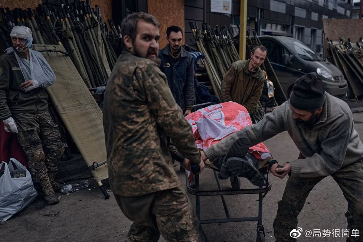 Về hỏa lực, Quân đội Ukraine không thể địch lại Quân đội Nga, hiện tại đường vận chuyển và tiếp tế của Bakhmut đã bị Quân đội Nga phong tỏa, hỏa lực của phía Ukraine kém xa so với trước. Cộng với việc Quân đội Nga thay đổi chiến thuật trên tiền tuyến và sử dụng chiến thuật chia cắt để lần lượt chọc thủng một số lượng lớn cứ điểm, nên Quân đội Ukraine đã không còn khả năng chống đỡ. 