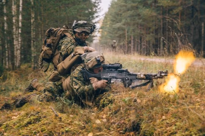 Nhưng ở Bachmut có một ngoại lệ, vì trước đây Quân đội Ukraine chiếm giữ các điểm cao, nơi bố trí được nhiều công sự, cho phép lính bắn tỉa có thể bí mật khai hỏa từ trên cao, nên hầu hết các kỷ lục của lính bắn tỉa Canada, đều được lập vào thời điểm đó.