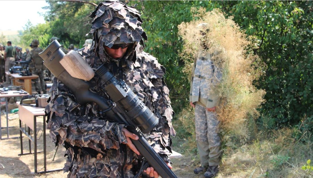 Trên thực tế, xạ thủ bắn tỉa thực sự phù hợp hơn với lối đánh du kích, chống nổi dậy, bảo đảm trong các chiến dịch an ninh và ám sát, hơn là các trận chiến tổng lực, với hỏa lực chủ yếu dựa vào pháo binh và không quân. Vì vậy, lính đánh thuê phương Tây, trong đó có nhiều tay súng bắn tỉa, đã vội vã sơ tán khỏi Ukraine.