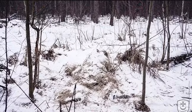 Không chỉ vậy, anh ta còn rất giỏi trong việc tổ chức các cuộc bắn tỉa tầm xa, lên tới cự ly 1.800 mét (?). Ở cự ly này, Quân đội Nga dù có trinh sát kỹ lưỡng đến đâu, cũng khó có thể lần ra được nơi những tay súng bắn tỉa ẩn nấp; có thể nói là là rất khó để chống trả.