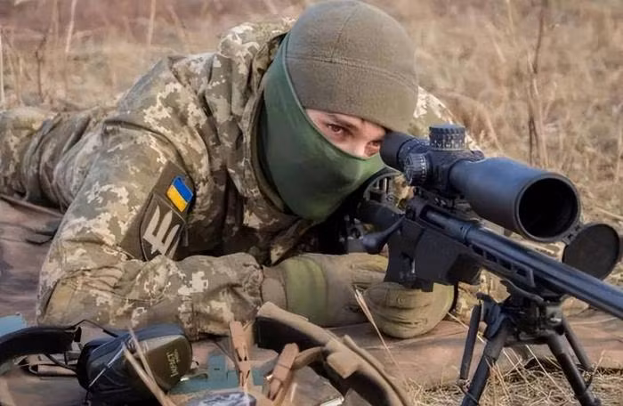 Trong số những người lính đánh thuê phương Tây tham chiến ở Ukraine, thực sự có nhiều “sát thủ bắn tỉa”, chiến đấu trong hàng ngũ Quân đội Ukraine. Chẳng hạn như một tay súng bắn tỉa 34 tuổi đến từ Canada, chiến đấu trực tiếp ở chiến trường Bakhmut, trực tiếp đối đầu với lính đánh thuê Wagner của Nga.