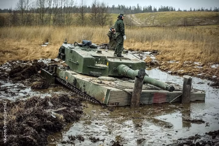 Nhưng một khi những chiếc xe tăng phương Tây này tiến vào môi trường đầy bùn lầy của Ukraine, rất có thể chúng cũng sẽ phải thích nghi và mắc kẹt trong bùn giống như quân đội Đức hồi đó. 