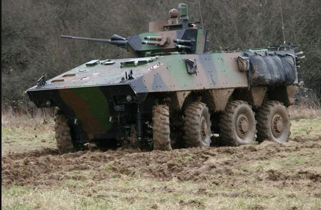 Trong khi đó, phương Tây chú ý nhiều hơn đến việc phát triển phương tiện bánh lốp, nguyên nhân chính là do mạng lưới đường bộ phương Tây tương đối phát triển, chất lượng tốt; có thể hỗ trợ xe bọc thép bánh lốp di chuyển tốc độ cao.