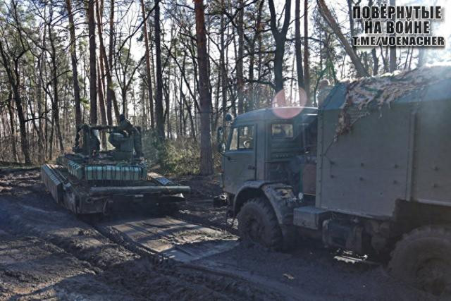 Người Ukraine gọi mùa lầy lội là "Bezdoizhzhia", tạm dịch là "không có đường". Nhìn chiếc xe tải quân đội Nga và xe HMMWV của Ukraine mắc kẹt trong bùn lầy là một ví dụ điển hình cho lý do tại sao nó được gọi như vậy.