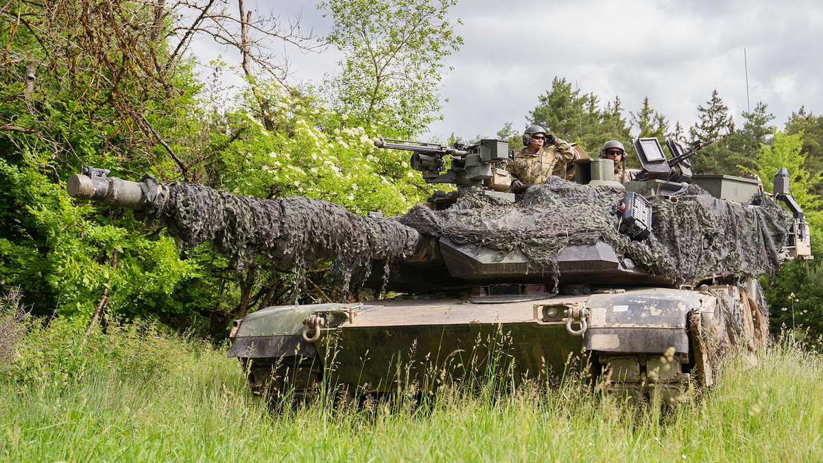 Ông Matviychuk lấy ví dụ về xe tăng M1A1 Abrams mà Mỹ viện trợ cho Ukraine? Chúng không hề xuất hiện trên chiến trường kể từ khi Kiev tiếp nhận? Chúng không thích hợp cho mùa đông cũng như bùn lầy vì có trọng lượng quá nặng và xích xe thì quá nhỏ, chúng sẽ chìm trong bùn và trượt trên băng.