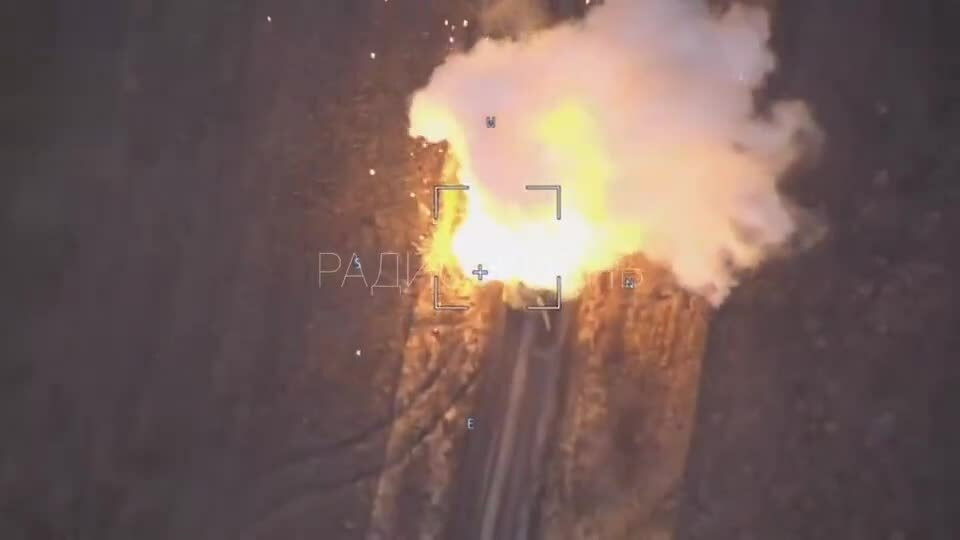 Nhưng Leopard 2 không phải là "vua chiến trường" như quảng cáo. Chúng cháy giống như bất kỳ xe tăng hạng nặng nào. Đặc biệt là chiến thuật của Quân đội Ukraine trong việc sử dụng những chiếc MBT của phương Tây, khiến chúng càng có ít cơ hội sống sót.