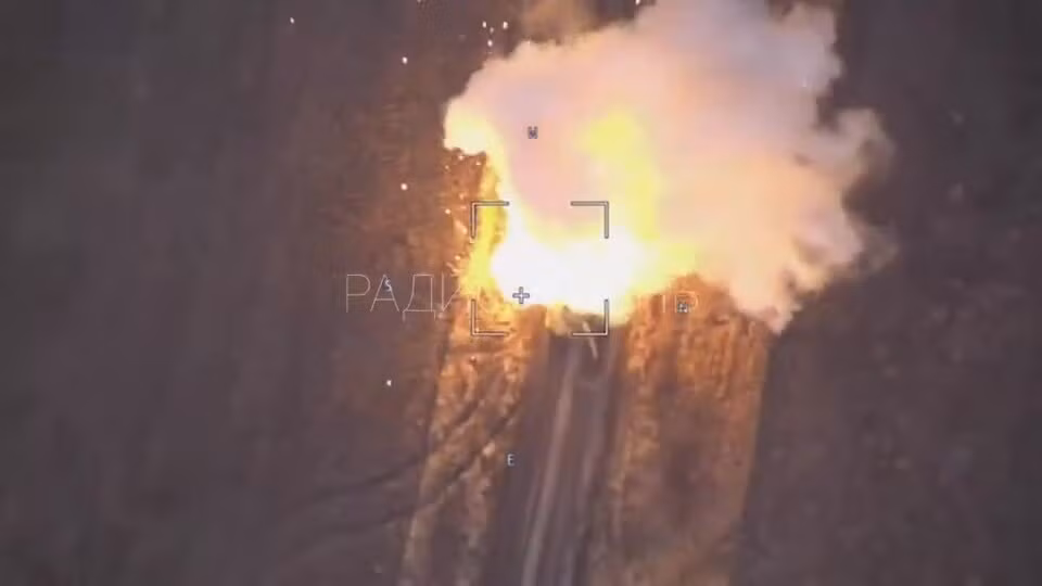 Nhưng Leopard 2 không phải là "vua chiến trường" như quảng cáo. Chúng cháy giống như bất kỳ xe tăng hạng nặng nào. Đặc biệt là chiến thuật của Quân đội Ukraine trong việc sử dụng những chiếc MBT của phương Tây, khiến chúng càng có ít cơ hội sống sót.