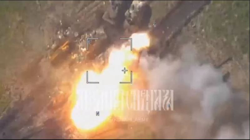 Theo tổng kết của Forbes, hầu hết các tổn thất Leopard 2 trên chiến trường Ukraine là do mìn và các cuộc tấn công bằng UAV tự sát. Tuy nhiên tổn thất mới nhất được ghi nhận là chiếc Strv 122 (phiên bản Leopard 2 của Thụy Điển), đã bị tiêu diệt bởi một đòn tấn công chính xác từ tên lửa chống tăng hạng nặng, có thể là Kornet của Nga.