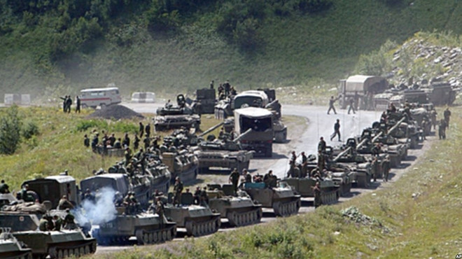 Tuy nhiên, trên thực tế, kịch bản này không thể thực hiện được. Những đoàn công xa lớn, đã gây ra tình trạng tắc đường trên xa lộ, trở thành mục tiêu dễ dàng cho pháo binh và không quân Ukraine. Cùng lúc đó, các đoàn quân phía sau thường tụt lại với lực lượng tiền tuyến và rơi vào các ổ phục kích của các đội chống tăng cơ động của quân đội Ukraine (AFU), trên các con đường nông thôn.