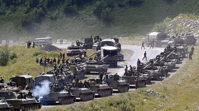 Tuy nhiên, trên thực tế, kịch bản này không thể thực hiện được. Những đoàn công xa lớn, đã gây ra tình trạng tắc đường trên xa lộ, trở thành mục tiêu dễ dàng cho pháo binh và không quân Ukraine. Cùng lúc đó, các đoàn quân phía sau thường tụt lại với lực lượng tiền tuyến và rơi vào các ổ phục kích của các đội chống tăng cơ động của quân đội Ukraine (AFU), trên các con đường nông thôn.