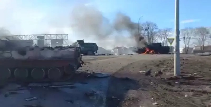 Xe tăng T-80BVM, một cặp MT-LB và một xe ô tô KamAZ gắn pháo phòng không ZU-23-2, cùng một số lượng nhỏ bộ binh, đã bị quân Ukraine phản công và cuối cùng đã bị phá hủy hoàn toàn đoàn xe này. Sau đó, các đoàn xe cơ giới của RFAF, liên tục bị hỏa lực pháo binh và UAV Bayrakyar TB-2 mang vũ khí tấn công, kể cả trong quá trình rút lui khỏi ngoại ô thủ đô Kiev.