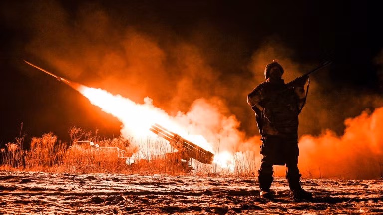 Theo chiến thuật Liên Xô, các đơn vị khác nhau không xem xét đến việc tấn công phối hợp nhanh chóng. Thay vào đó, họ sử dụng nhiều đợt tấn công trên toàn bộ chiến trường phía trước, để phát hiện ra điểm yếu của đối phương. Sau đó tập trung hỏa lực để làm suy yếu đối phương và cuối cùng đạt được bước đột phá.