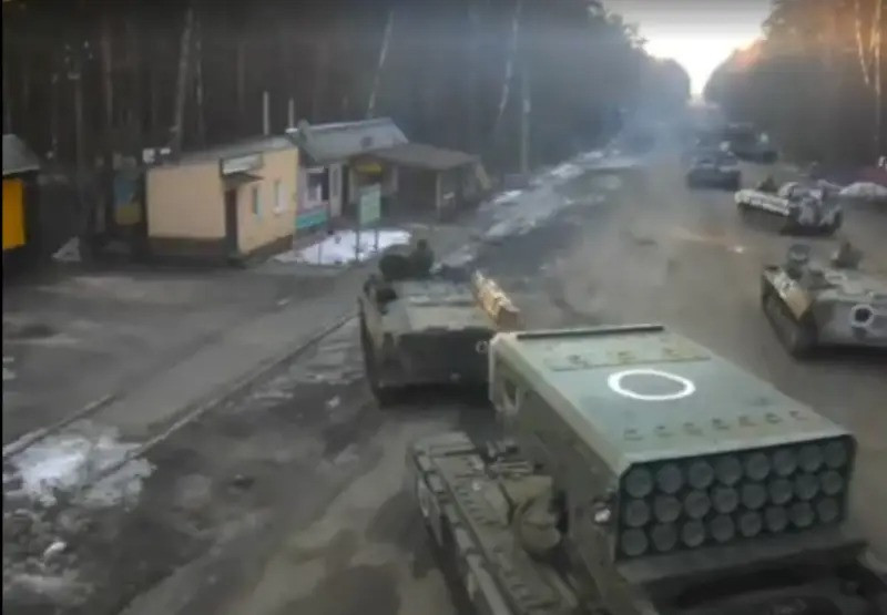 Nhưng nói về việc đổi mới chiến thuật, RFAF luôn có những bước đi sáng tạo; họ đã nhanh chóng thay đổi chiến thuật tấn công và cơ động lực lượng. Sự xuất hiện của một số lượng lớn UAV của Ukraine trên mặt trận, đã buộc Bộ Tổng tham mưu RFAF phải bắt đầu sử dụng chiến thuật tấn công nhóm nhỏ.