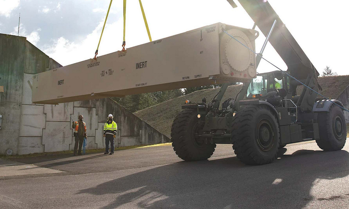 Cuối cùng Quân đội Mỹ gần đây đã nhận được xe phóng đầu tiên và các thành phần quan trọng khác của hệ thống tên lửa siêu thanh “Black Hawk” tại Căn cứ Lewis McCord ở bang Washington và họ cũng công bố loạt ảnh cho thấy các bệ phóng này đã đến căn cứ McCord vào ngày 5/10.