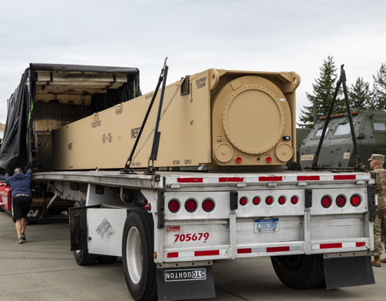 Quân đội Mỹ đang dần tiến tới việc triển khai hệ thống tác chiến vũ khí siêu thanh tầm xa (LRHW) đầu tiên. Vào hồi đầu tháng 10 vừa qua, Lữ đoàn Pháo binh dã chiến số 17 của Quân đội Mỹ, đã bắt đầu nhận được lô bệ phóng tên lửa siêu thanh “Black Hawk (Diều hâu đen)” đầu tiên, nhưng chưa có tên lửa.