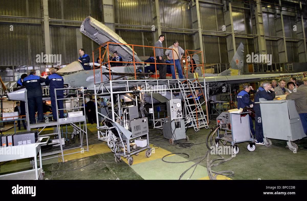 Các nhân viên của nhà máy Sokol nói với Thứ trưởng Alexei Krivoruchko rằng, việc hiện đại hóa tiêm kích MiG-31 là “sự thay thế hoàn toàn các thiết bị điện tử trên máy bay bằng các mẫu hiện đại” và cung cấp “việc sử dụng các vũ khí hàng không hiện đại, giúp tăng hiệu quả chiến đấu của máy bay lên khoảng ba lần”.