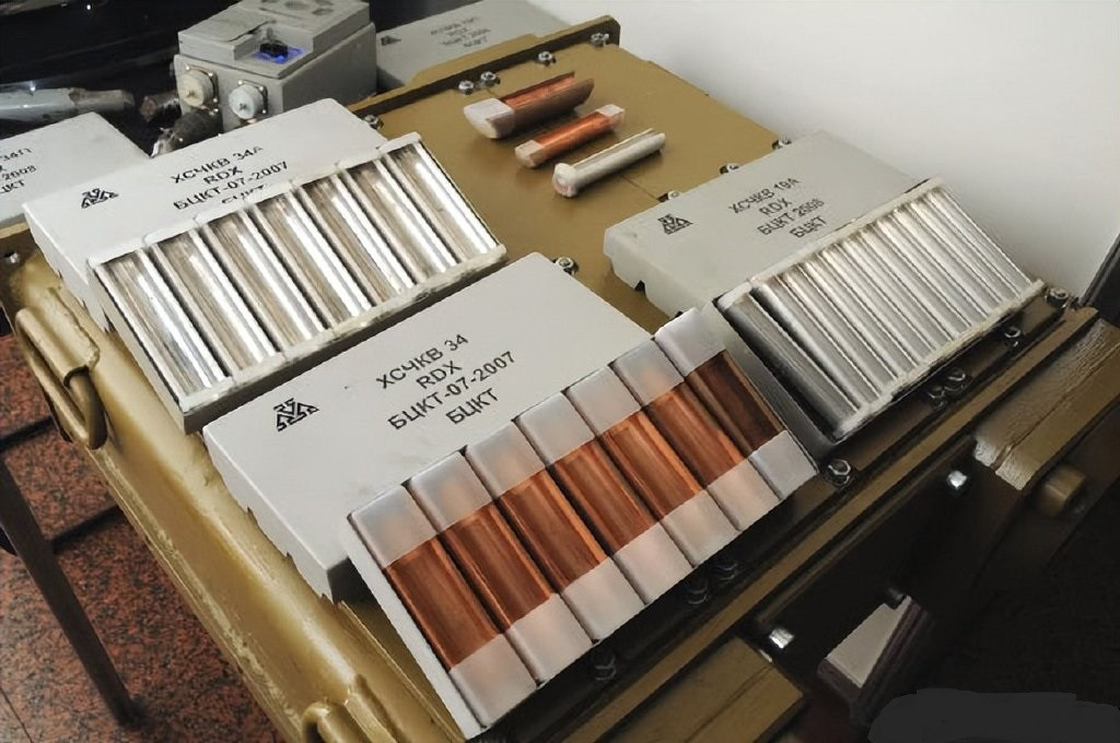 Được biết, loại ERA mà Ukraine lắp trên các xe tăng chiến đấu chủ lực của phương Tây, là một mẫu mới, có tên là "Sharp Blade". Loại giáp phản ứng nổ mới này, đã được Ukraine lắp đặt trên các xe tăng chiến đấu chủ lực kiểu Liên Xô như T-64BM.