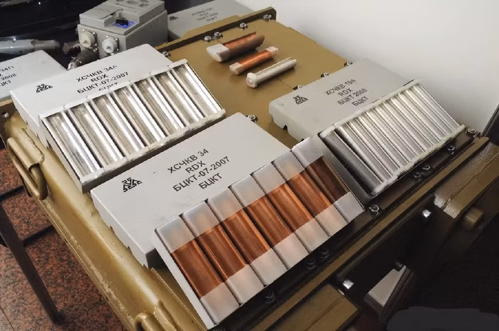 Được biết, loại ERA mà Ukraine lắp trên các xe tăng chiến đấu chủ lực của phương Tây, là một mẫu mới, có tên là "Sharp Blade". Loại giáp phản ứng nổ mới này, đã được Ukraine lắp đặt trên các xe tăng chiến đấu chủ lực kiểu Liên Xô như T-64BM.