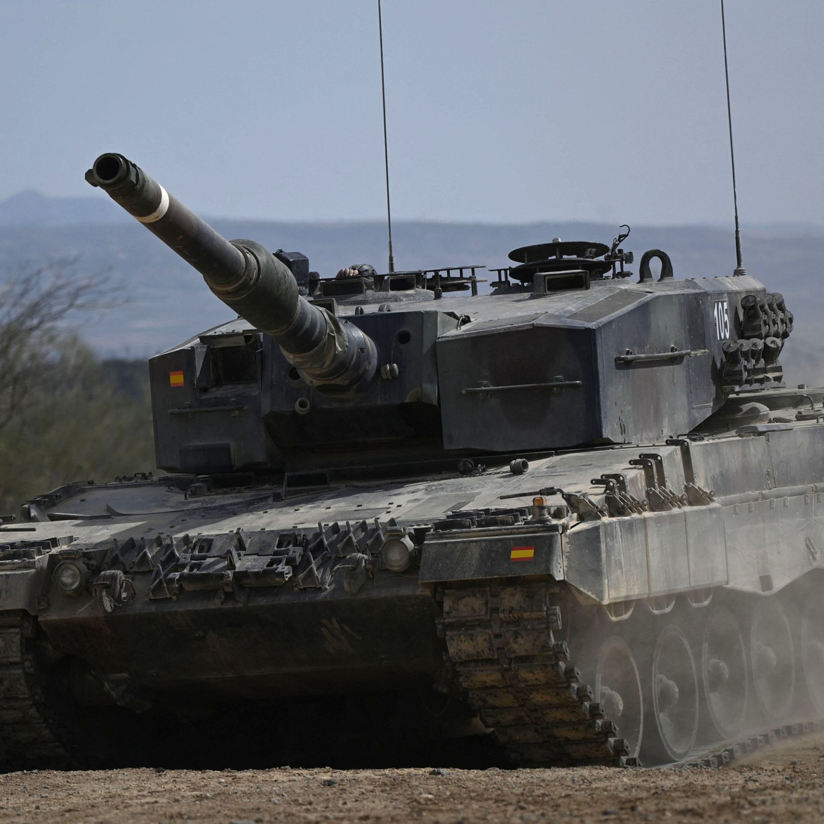 Mặc dù một số xe tăng Leopard 2 do các nước phương Tây viện trợ cho Ukraine (như Tây Ban Nhà và Bồ Đào Nha), đã được nâng cấp khi lắp thêm giáp phụ trên tháp pháo; nhưng mặt trước của thân xe vẫn chưa được gia cố. Chính vì lý do này, Quân đội Ukraine buộc phải tăng cường thêm lớp ERA Sharp Blade “của nhà làm ra”. 