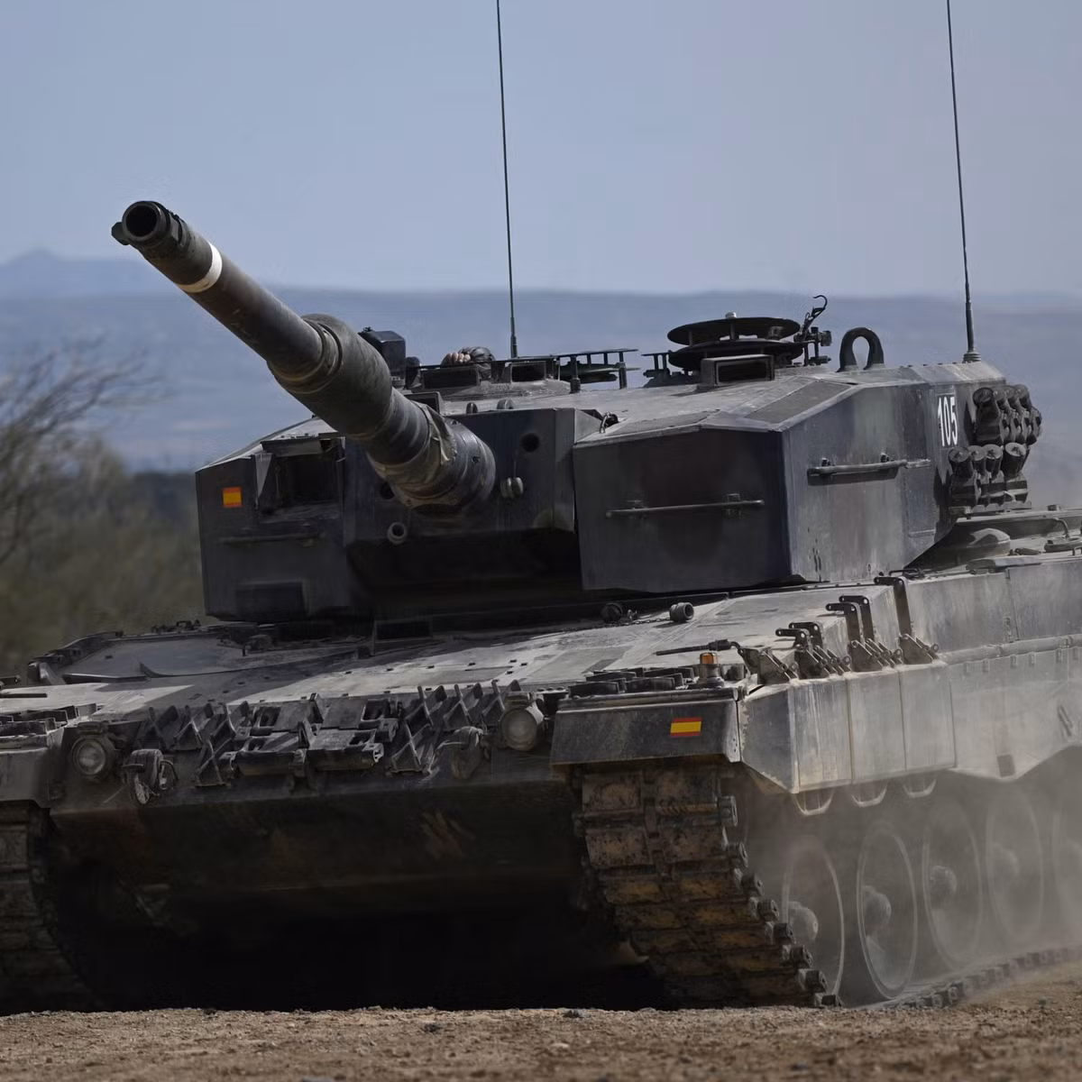 Mặc dù một số xe tăng Leopard 2 do các nước phương Tây viện trợ cho Ukraine (như Tây Ban Nhà và Bồ Đào Nha), đã được nâng cấp khi lắp thêm giáp phụ trên tháp pháo; nhưng mặt trước của thân xe vẫn chưa được gia cố. Chính vì lý do này, Quân đội Ukraine buộc phải tăng cường thêm lớp ERA Sharp Blade “của nhà làm ra”. 