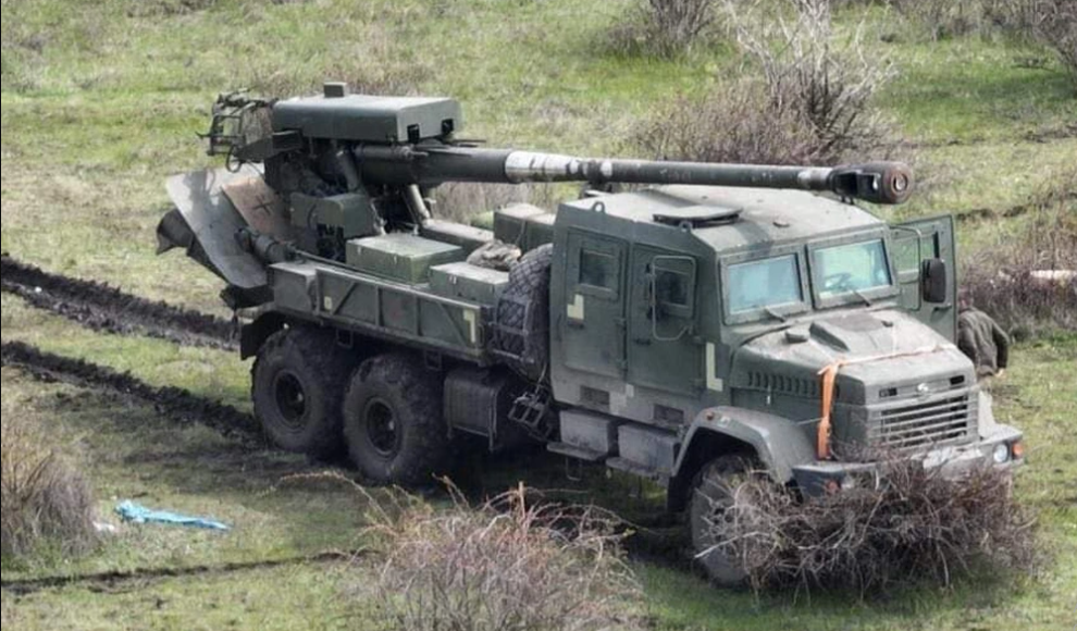 Trước đó vào hồi tháng 2, Thủ tướng Pháp Jean Castex khi đó, đã ký một hợp đồng trị giá 600 triệu euro với công ty Nexter, để phát triển phiên bản nâng cấp pháo tự hành bánh hơi Caesar NG, với số lượng 33 khẩu. Phiên bản Caesar NG sẽ được bàn giao cho Quân đội Pháp từ năm 2026.