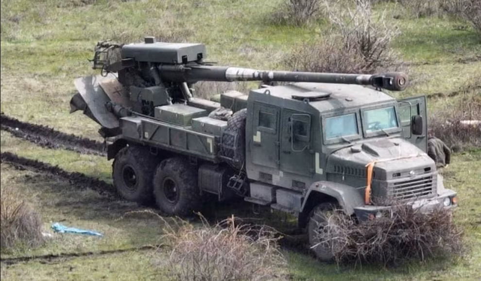 Trước đó vào hồi tháng 2, Thủ tướng Pháp Jean Castex khi đó, đã ký một hợp đồng trị giá 600 triệu euro với công ty Nexter, để phát triển phiên bản nâng cấp pháo tự hành bánh hơi Caesar NG, với số lượng 33 khẩu. Phiên bản Caesar NG sẽ được bàn giao cho Quân đội Pháp từ năm 2026.