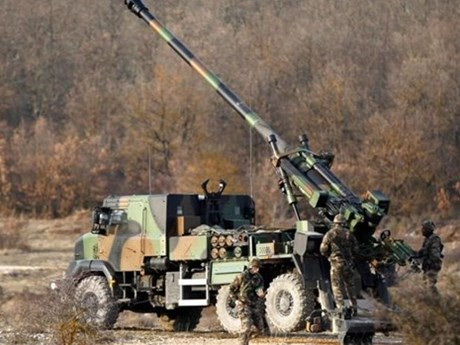 Paris muốn ngành công nghiệp quốc phòng nước này có thể nhanh chóng tăng sản lượng vũ khí, để ứng phó với tình hình do cuộc khủng hoảng Ukraine gây ra. Nhưng theo nhà sản xuất Nexter, họ phải mất 18 tháng để sản xuất một lô vũ khí như vậy, tại doanh nghiệp Nexter ở miền Trung nước Pháp. 