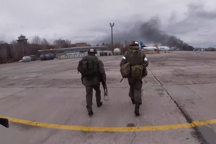 Kịch bản này cũng diễn ra trong cuộc chiến Nga-Ukraine nổ ra vào ngày 24/2/2022, lực lượng lính dù Nga khởi đầu bằng một cuộc tập kích đẹp mắt và chiếm sân bay Kiev ngay ngày đầu tiên của cuộc chiến.