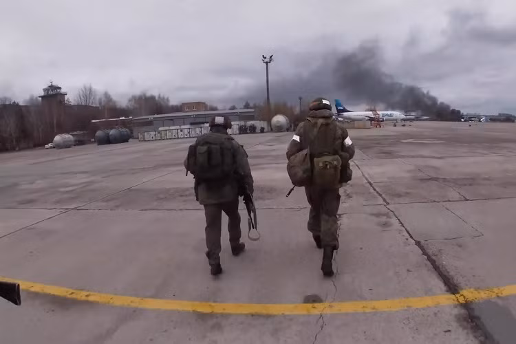 Kịch bản này cũng diễn ra trong cuộc chiến Nga-Ukraine nổ ra vào ngày 24/2/2022, lực lượng lính dù Nga khởi đầu bằng một cuộc tập kích đẹp mắt và chiếm sân bay Kiev ngay ngày đầu tiên của cuộc chiến.