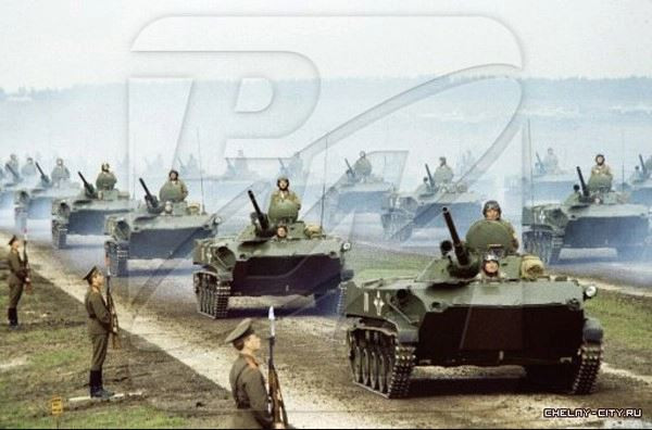Trong cuộc tập trận quân sự quy mô lớn "Zapad-81" nổi tiếng, Quân đội Liên Xô đã cùng lúc điều động 100 máy bay vận tải quân sự hạng nặng IL-76, thả dù hàng chục nghìn binh sĩ, hàng trăm xe chiến đấu bộ binh, khiến phương Tây “choáng”.